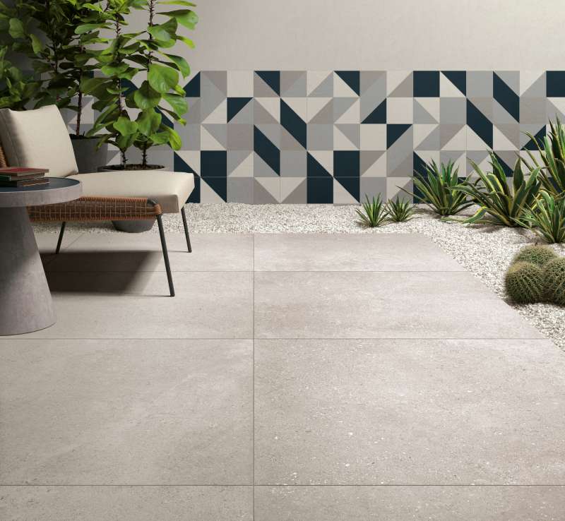 weiß Steinoptik Fliesen auf der Terrasse, white stone effect tiles in the patio 