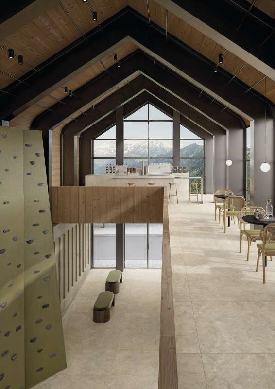 Helle Porcelaingres Fliesen im modernen Innenraum mit Holzdach, Bergblick und Kletterwand.