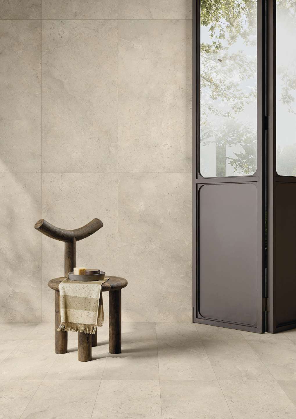 Hochwertige beige Fliesen für Boden und Wand im modernen Innenbereich.