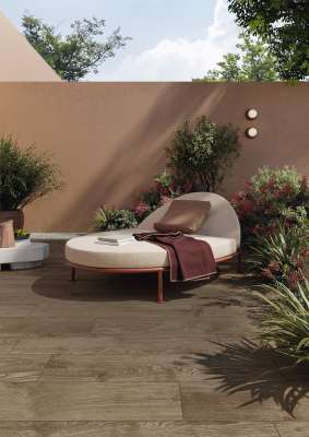 Moderne Terrasse mit hochwertigen Holzoptik-Fliesen und stilvoller Outdoor-Lounge.