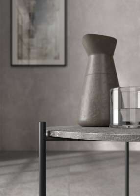 Beistelltisch mit Steinoptik-Tischplatte auf grauem Fliesenboden.