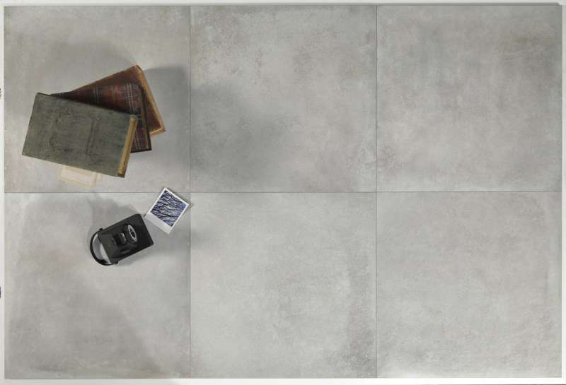 Helle, großformatige Fliesen in Betonoptik für moderne Innen- und Außenbereiche.