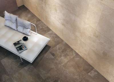 Elegante braune Bodenfliesen und helle Wandfliesen in einem stilvollen Raum.