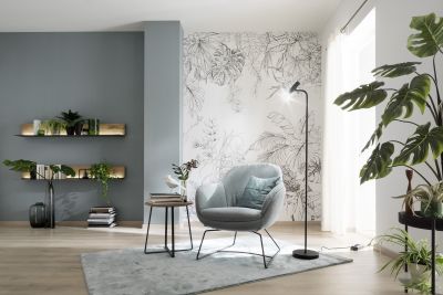 Modernes Wohnzimmer mit hellen Indoor-Bodenfliesen.