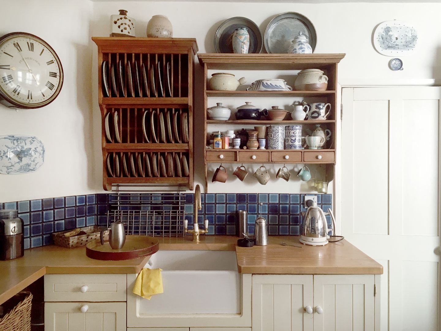 Küche mit blauen quadratischen Fliesen als Fliesenspiegel über der Spüle.