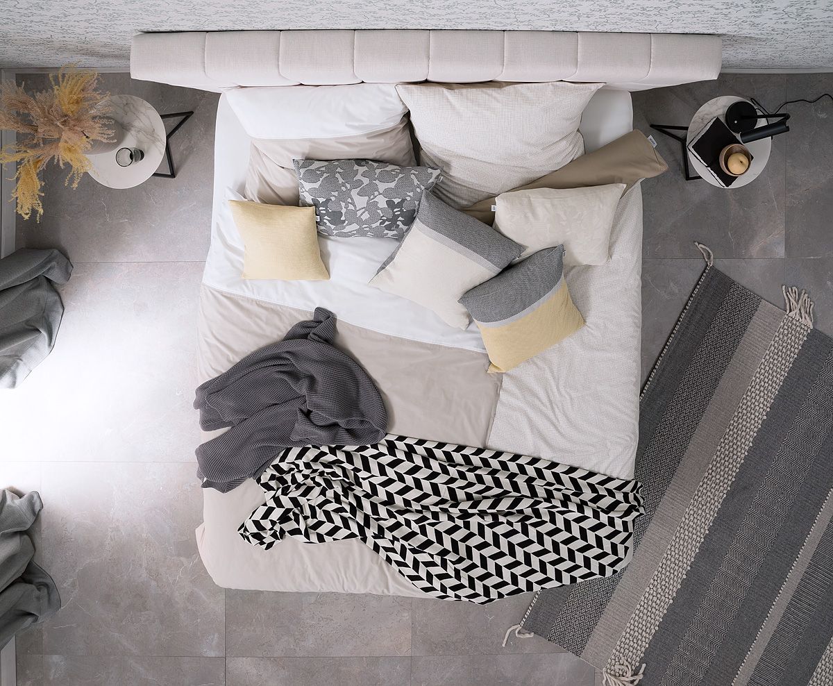 Hochwertige graue Bodenfliesen in einem modern eingerichteten Schlafzimmer.