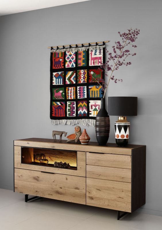 Helle Bodenfliesen in modernem Wohnzimmer mit Holz-Sideboard.