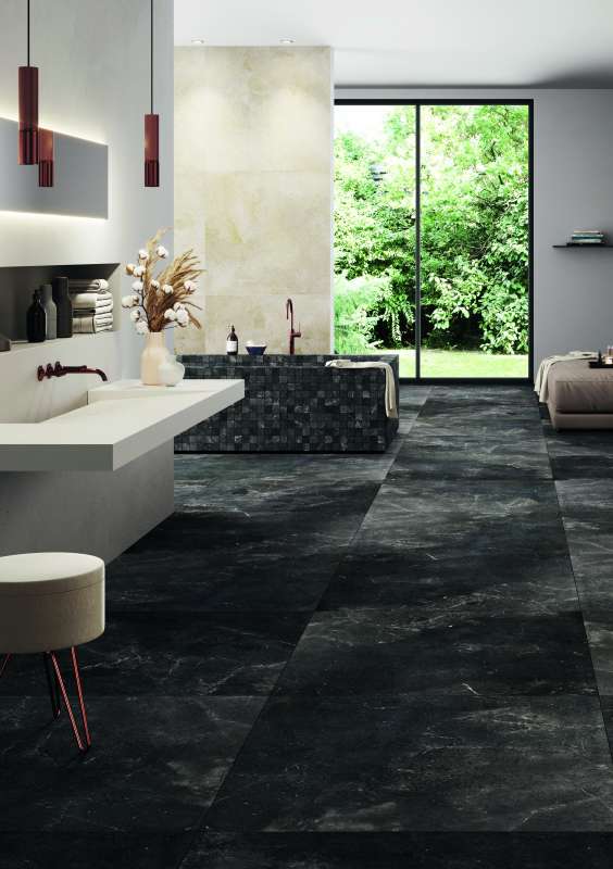 Dunkle, großformatige Porzellanfliesen im modernen Bad mit luxuriöser Badewanne.