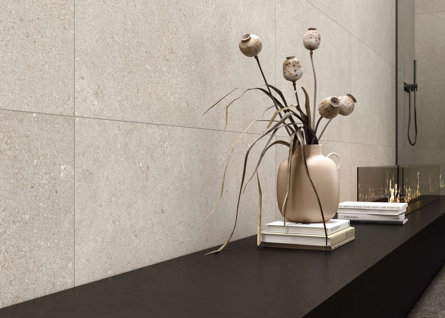 Großformatige, hochwertige hellgraue Wandfliesen im modernen Bad.