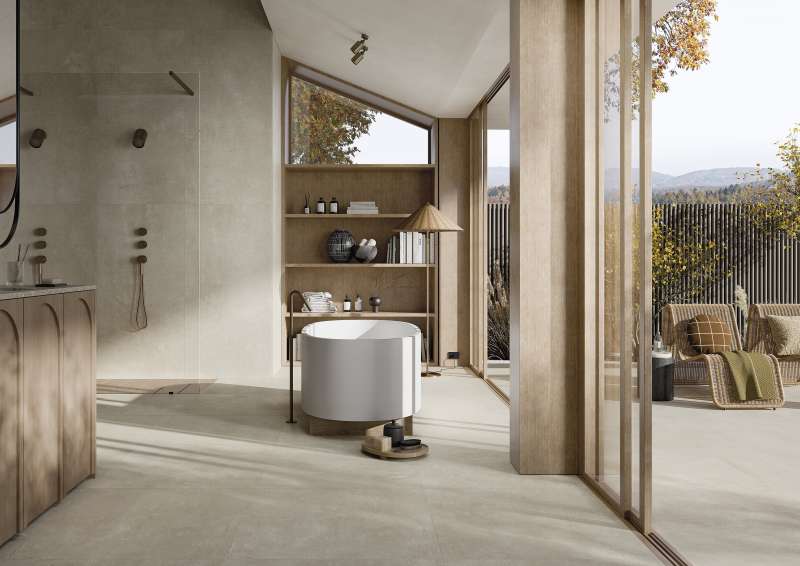 Luxuriöses Badezimmer mit Porcelaingres Fliesen, freistehender Wanne und nahtlosem Übergang zur Terrasse.