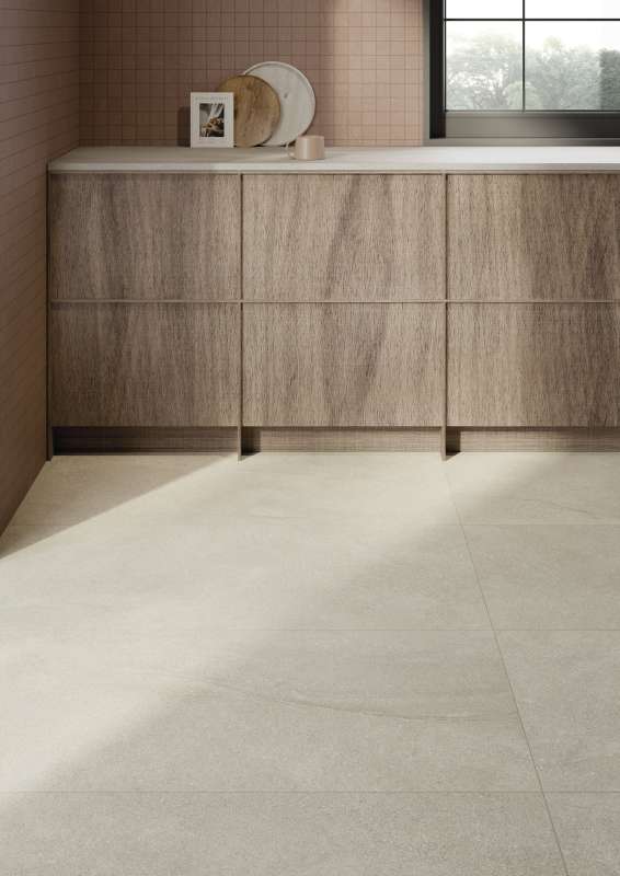 Hochwertige helle Bodenfliesen und rosafarbene Wandfliesen in modernem Interieur.