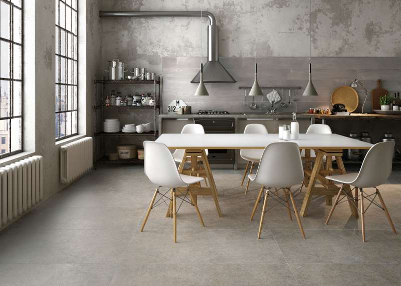 Moderne Küche mit großformatigen, hellgrauen Fliesen im Beton-Look.