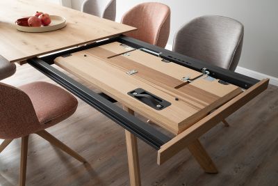 Gemütlicher Wohnraum mit hellen Holzoptik-Fliesen.