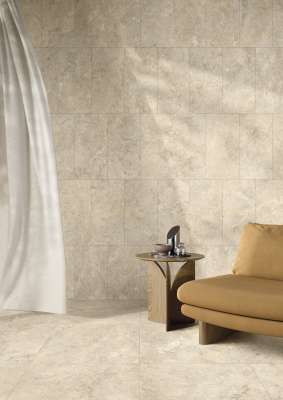 Helle, strukturierte Porcelaingres Fliesen an Wand und Boden im modernen Wohnraum.