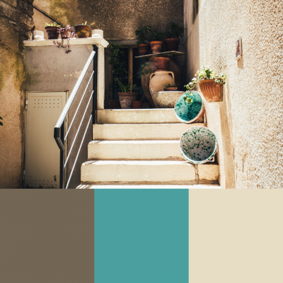 Außenbereich mit Treppe, Pflanzen und Farbmuster für Porcelaingres und Schöner Wohnen Fliesen.