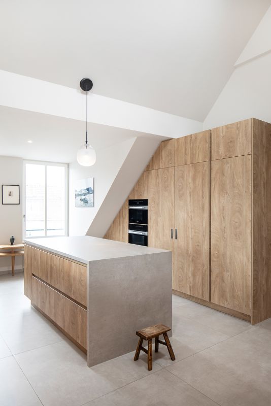 Heller Wohnbereich mit modernen Bodenfliesen und Holzakzenten.