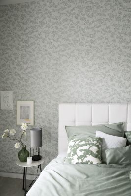 Heller, moderner Raum mit eleganten Bodenfliesen.